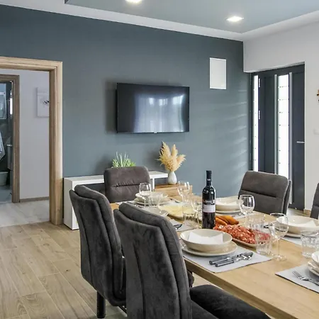4 Bedroom Cozy Home In Skradin-Vacani Holiday home Ladevci