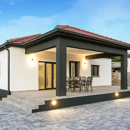 Holiday home 4 Bedroom Cozy Home In Skradin-Vacani *