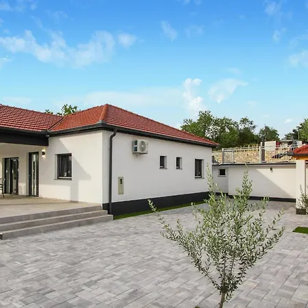 4 Bedroom Cozy Home In Skradin-Vacani Ladevci
