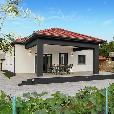 Holiday home 4 Bedroom Cozy Home In Skradin-Vacani