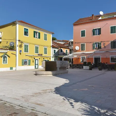 4 Bedroom Cozy Home In Skradin-Vacani Ladevci