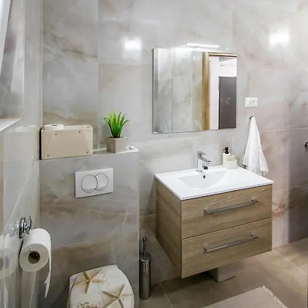 4 Bedroom Cozy Home In Skradin-Vacani *