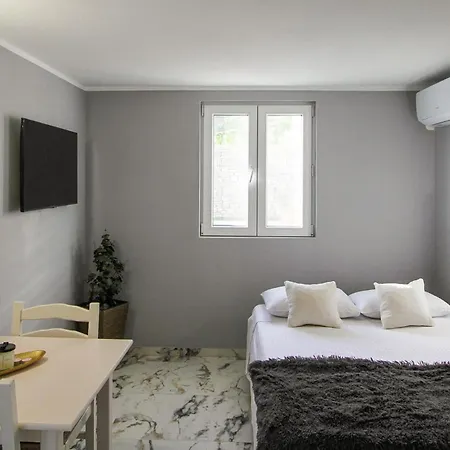 4 Bedroom Cozy Home In Skradin-Vacani * Ladevci