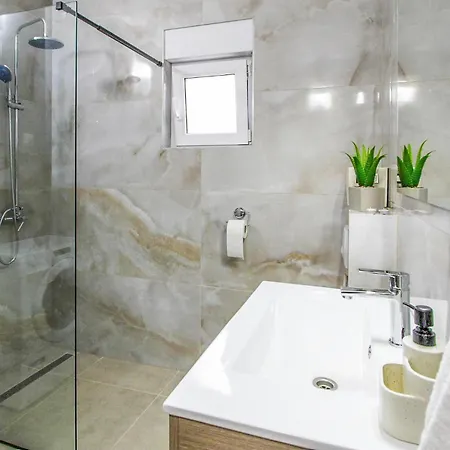 4 Bedroom Cozy Home In Skradin-Vacani Ladevci