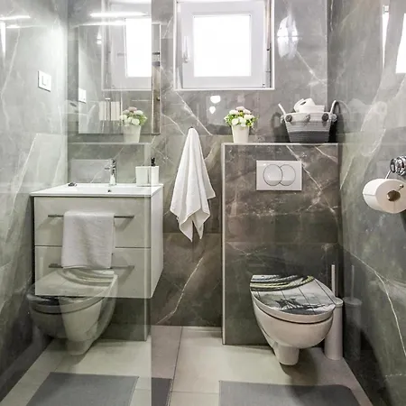 4 Bedroom Cozy Home In Skradin-Vacani Holiday home *