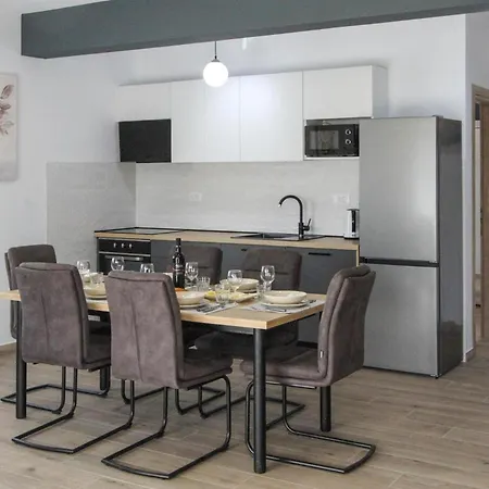 4 Bedroom Cozy Home In Skradin-Vacani Ladevci