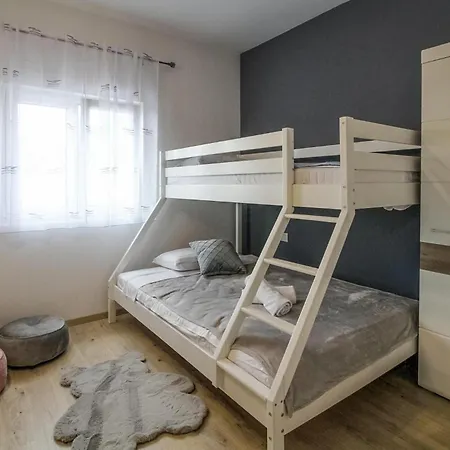 4 Bedroom Cozy Home In Skradin-Vacani Holiday home *