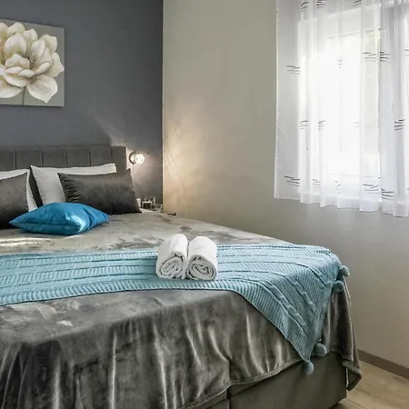 Holiday home 4 Bedroom Cozy Home In Skradin-Vacani *