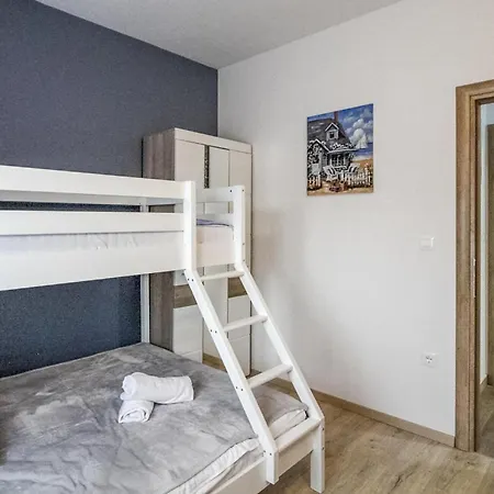 4 Bedroom Cozy Home In Skradin-Vacani *