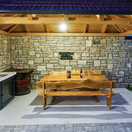 Holiday home 4 Bedroom Cozy Home In Skradin-Vacani