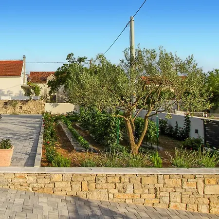 4 Bedroom Cozy Home In Skradin-Vacani Holiday home *