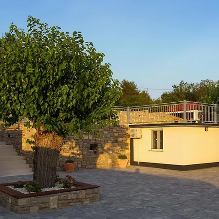 4 Bedroom Cozy Home In Skradin-Vacani Holiday home Ladevci