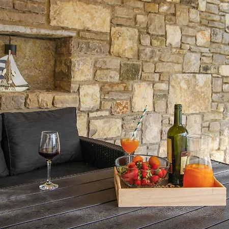4 Bedroom Cozy Home In Skradin-Vacani Holiday home