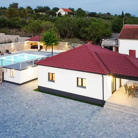 4 Bedroom Cozy Home In Skradin-Vacani Ladevci