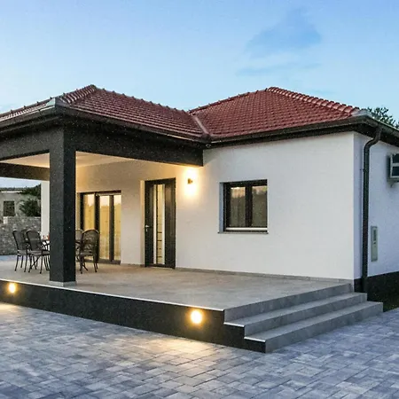 4 Bedroom Cozy Home In Skradin-Vacani Ladevci