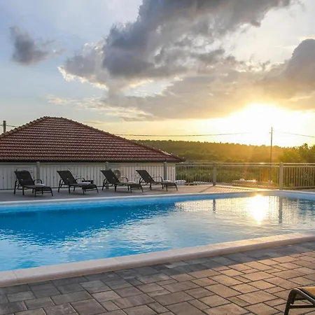 4 Bedroom Cozy Home In Skradin-Vacani * Ladevci