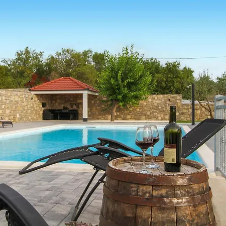 Holiday home 4 Bedroom Cozy Home In Skradin-Vacani *
