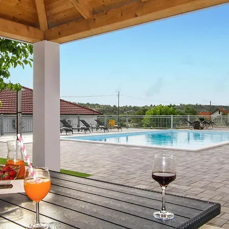 Holiday home 4 Bedroom Cozy Home In Skradin-Vacani *