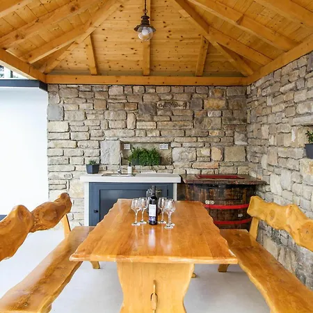 4 Bedroom Cozy Home In Skradin-Vacani Ladevci