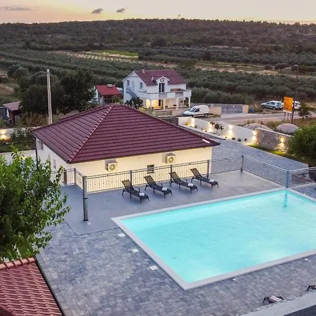4 Bedroom Cozy Home In Skradin-Vacani